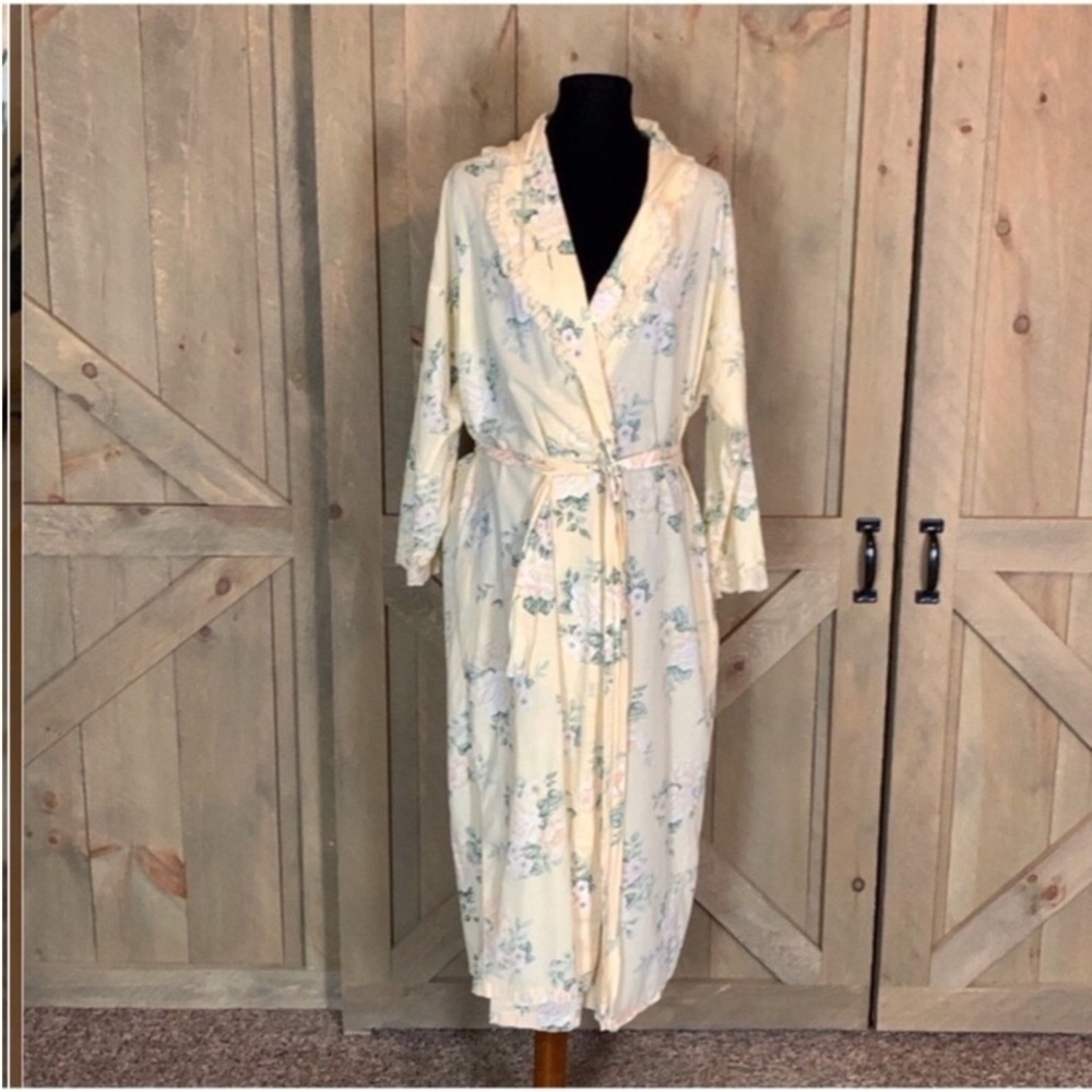 Vintage Victoria’s Secret light yellow long lightweight robe with floral print - Picture 7 of 11